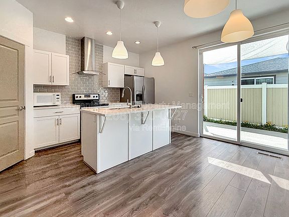 3rd image of 2115 W Bella Ln