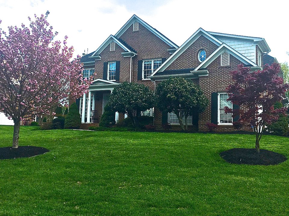 1st image of 945 Blackstone Dr