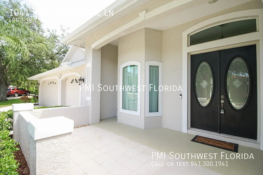 Beautiful Updated Pool Home 4 bed/ 3 full baths Great parking with 3 car garage Quiet street — Photo 3