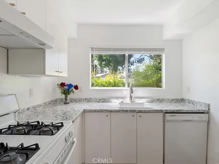 162 Tamarisk St — Photo 4