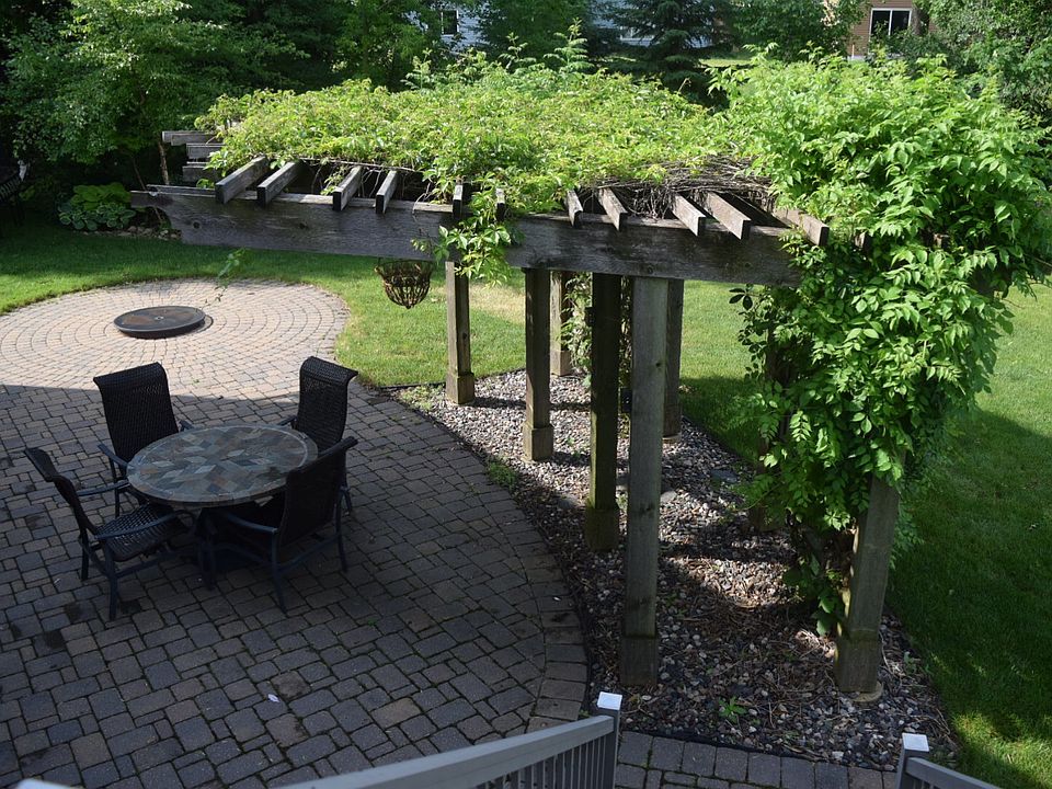 Spacious patio w/ firepit