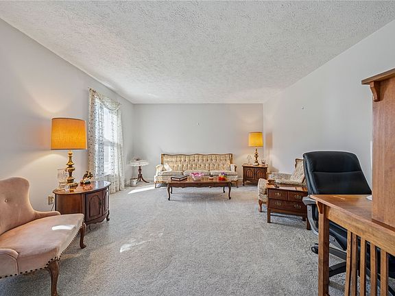 3rd image of 213 Leaside Dr