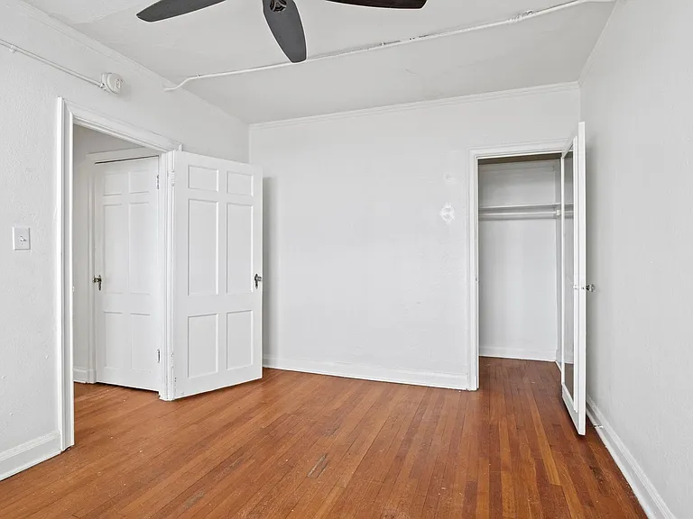 Piccadilly Apartments — Photo 45