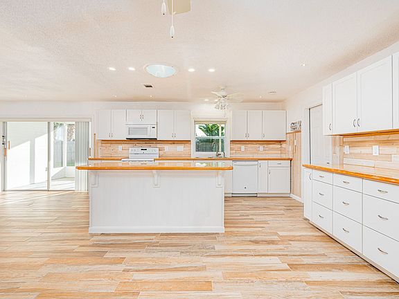 5th image of 3 Evergreen Cir