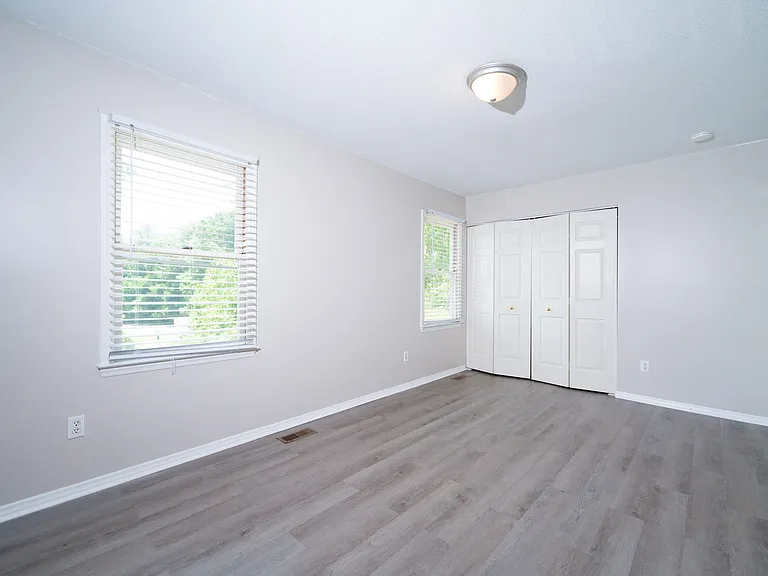 4 Astor Ct — Photo 24