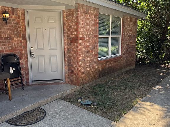 3rd image of 523 Oakwood Ln APT A