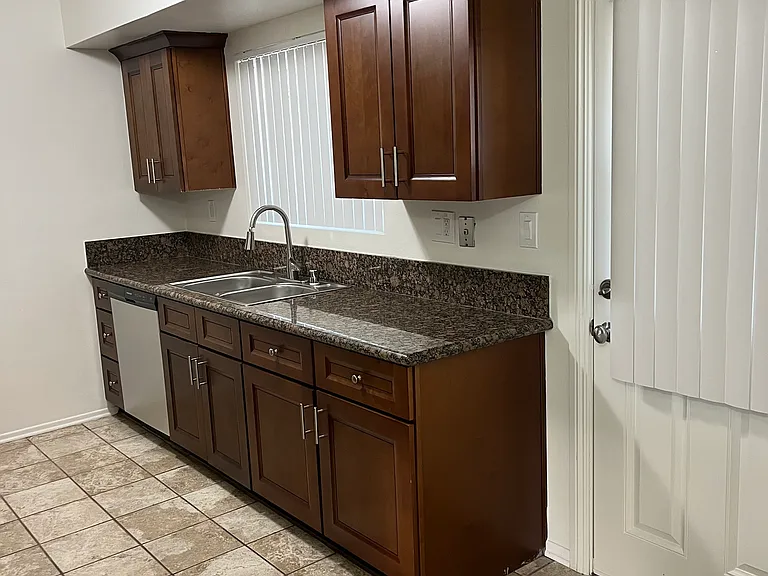 Pointe Newport Apartments — Photo 12