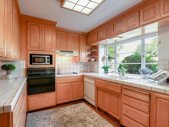 5th image of 290 Ringwood Ave