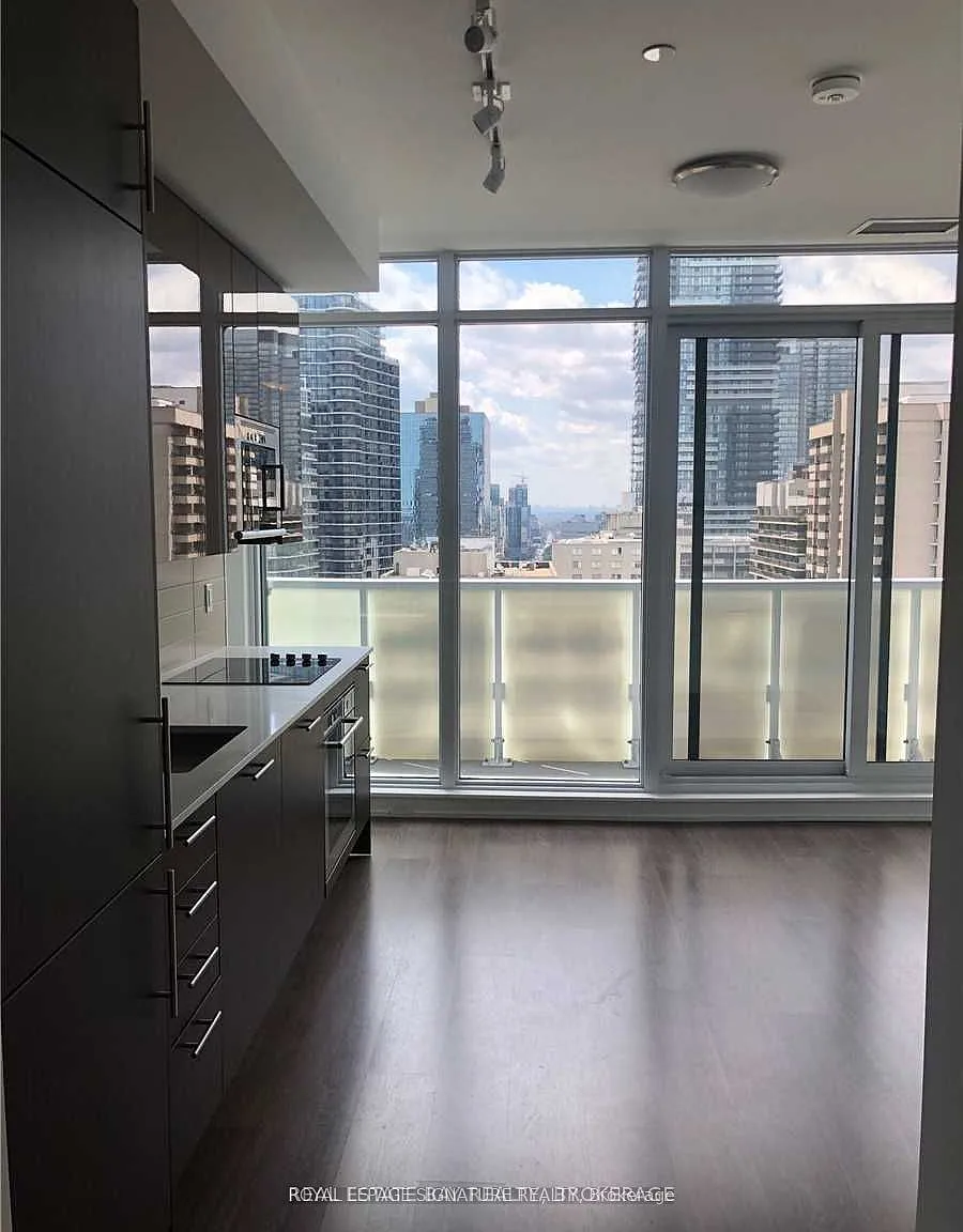 Stanley Condos — Photo 2