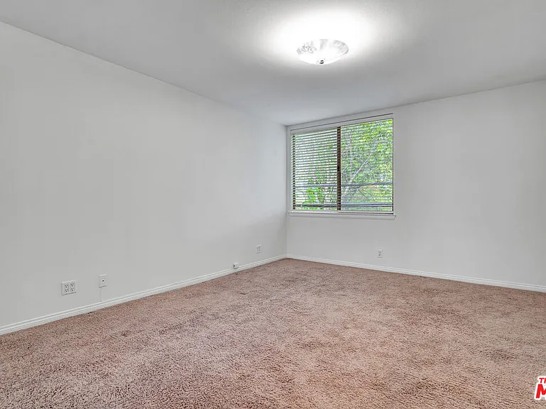 14101 Dickens St #10 — Photo 19