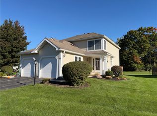 22 Courtshire Ln, Penfield, NY 14526