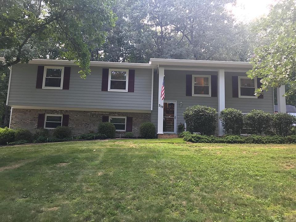 1st image of 219 Fairhill Dr NE