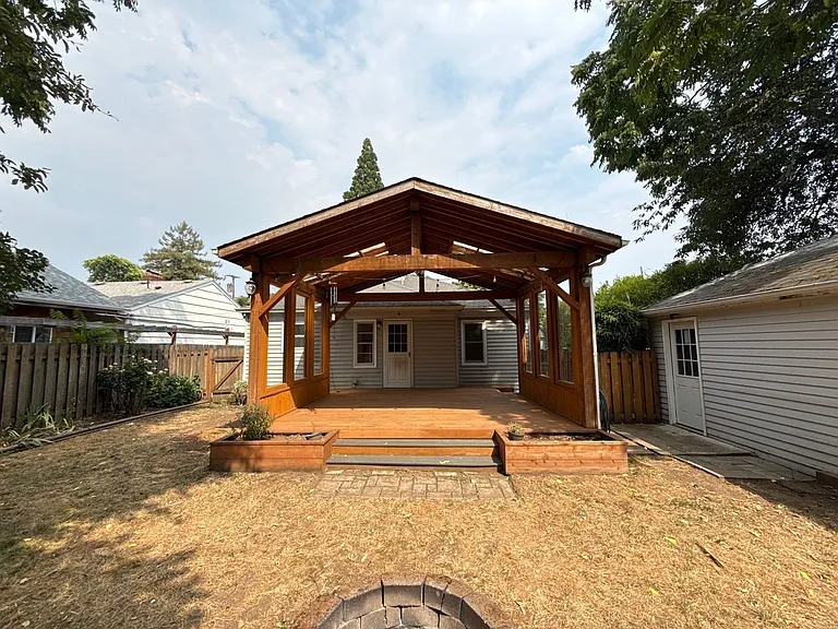 4627 Thorman Ave NE — Photo 22