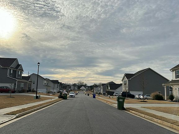 5th image of 558 Meadows Farm Dr