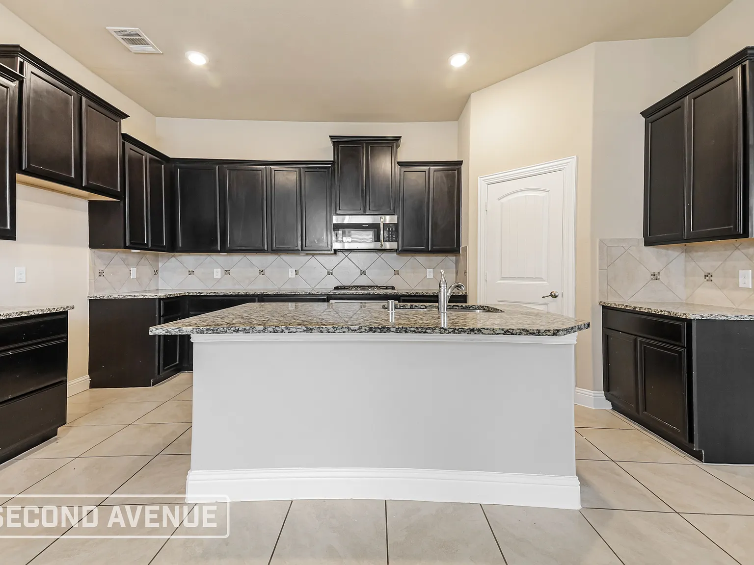 5 bed, 2.0 bath, 2163 sqft, $2,549 — Photo 4