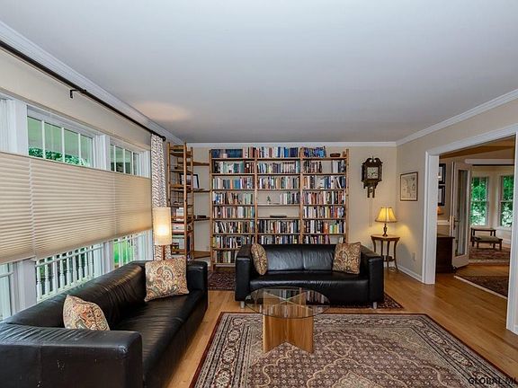5th image of 4 Wilshire Dr