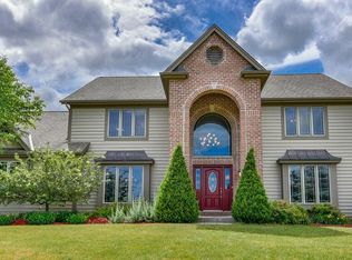 W224N3615 Ridgeside Ct, Pewaukee, WI 53072