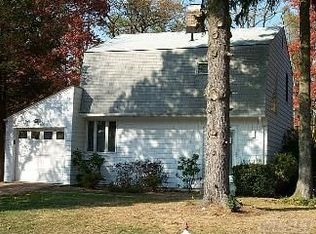 95 Hillturn Ln, Roslyn Heights, NY 11577