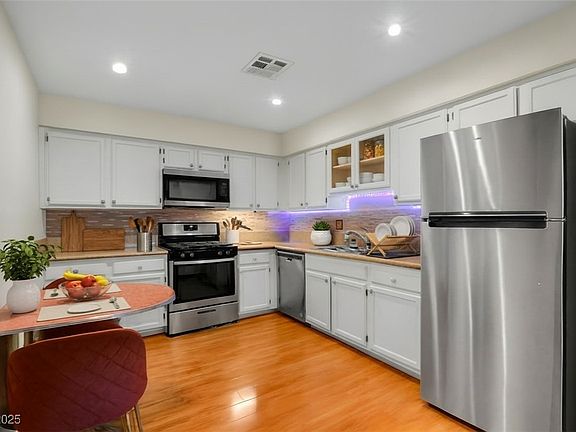 2nd image of 2120 Chertsey Dr Unit D