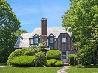 492 Morris Ave, Rockville Centre, NY 11570
