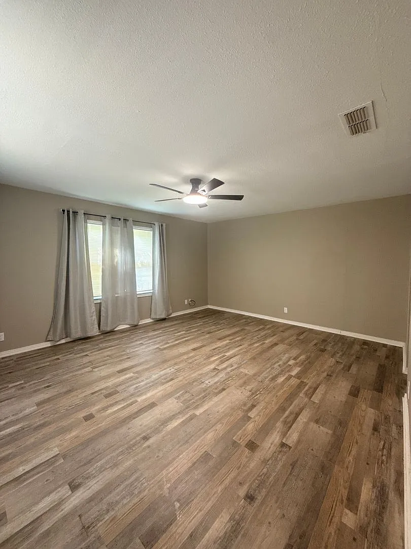 Updated 2 Bedroom 1 Bath - Corner Lot — Photo 2