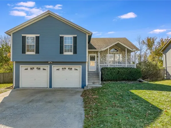 217 E Foxwood Dr, Raymore, MO 64083