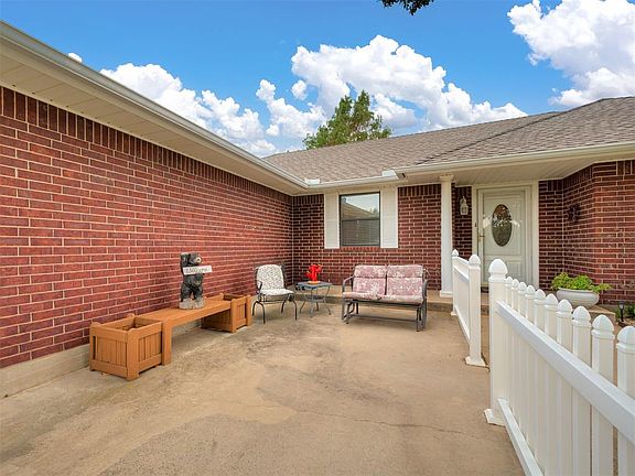 5th image of 413 Summer Oaks Dr