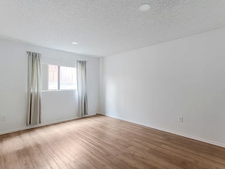 Chatsworth Rent This Now — Photo 35