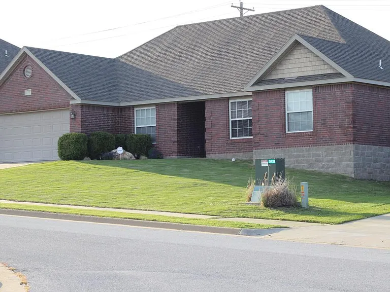 4702 SW Golden Eagle Ave — Photo 3
