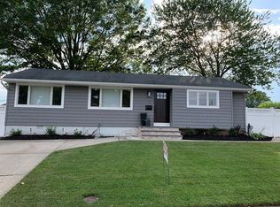 7 Stagg Ln, Commack, NY 11725