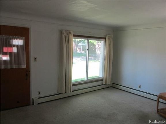 3rd image of 16223 Belmont Ave