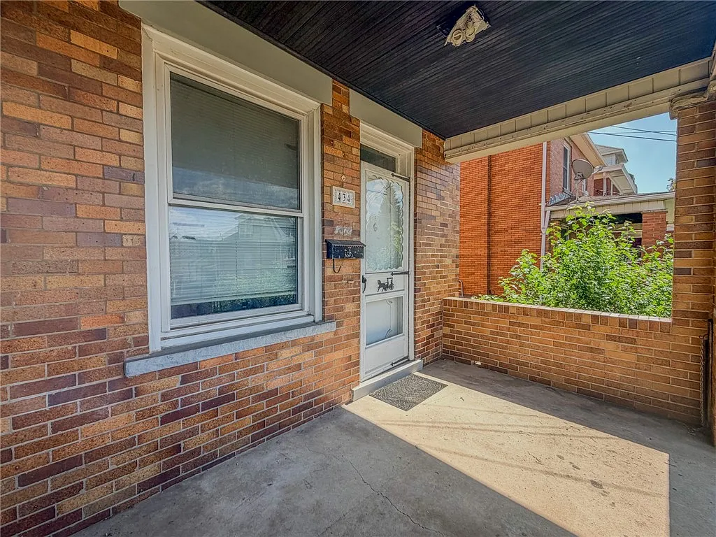 3 bed, $1,200 — Photo 2