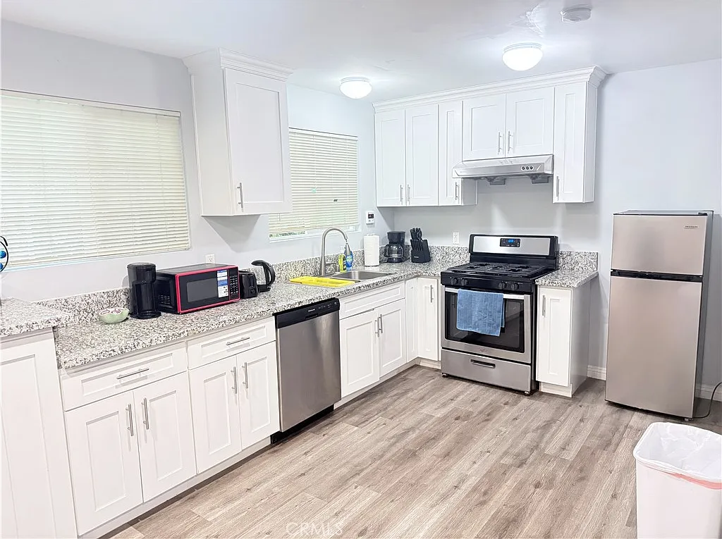 3 bed, 2.5 bath, 1400 sqft, $3,800 — Photo 3