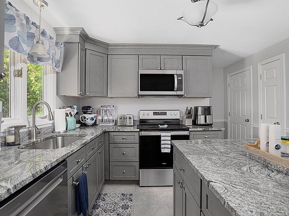 5th image of 23 Potter Ave Unit 3