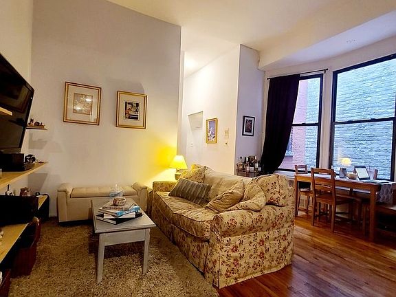 5th image of 132 W 72nd St APT 3C