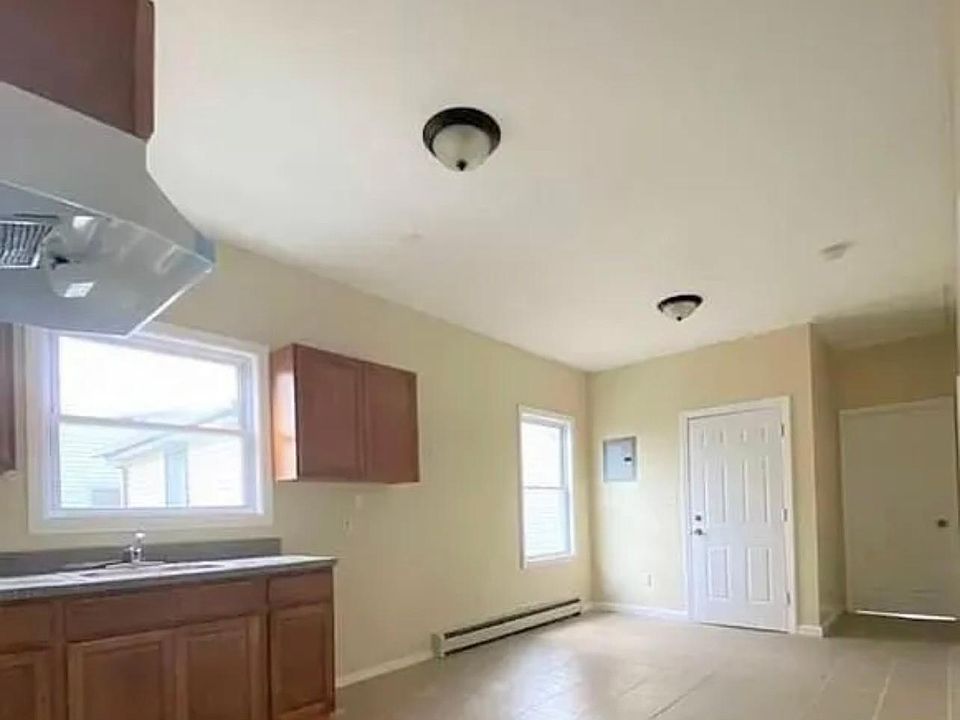 1st image of 93 Willoughby St #2