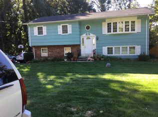 27 Wallace Dr, Chestnut Ridge, NY 10977