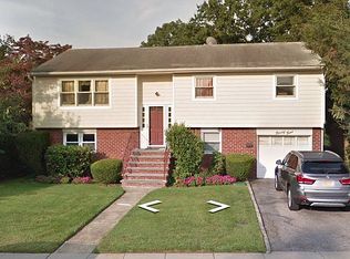 99 Mayflower Ave, Williston Park, NY 11596