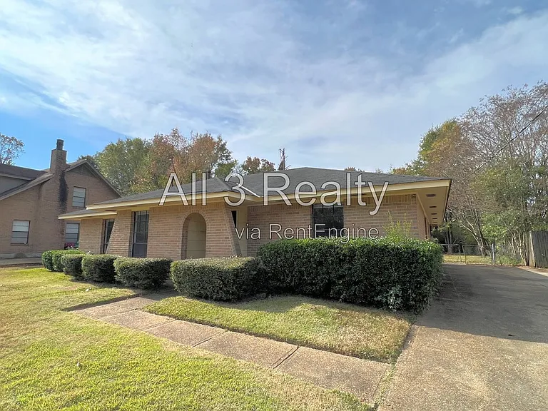 561 Dunbarton Rd — Photo 2