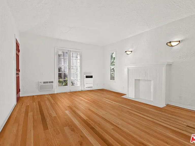 1386 1/2 Edgecliffe Dr — Photo 2