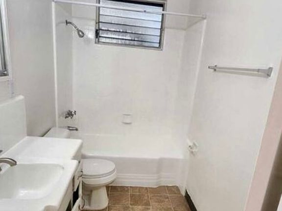 3rd image of 918 S Bedford St #5