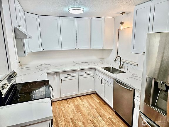 Sleek and stylish updates with new cabinets, countertops, and newer appliances.>