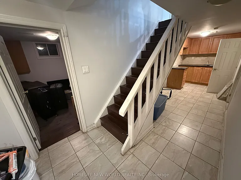 63 Lehar Cres — Photo 30