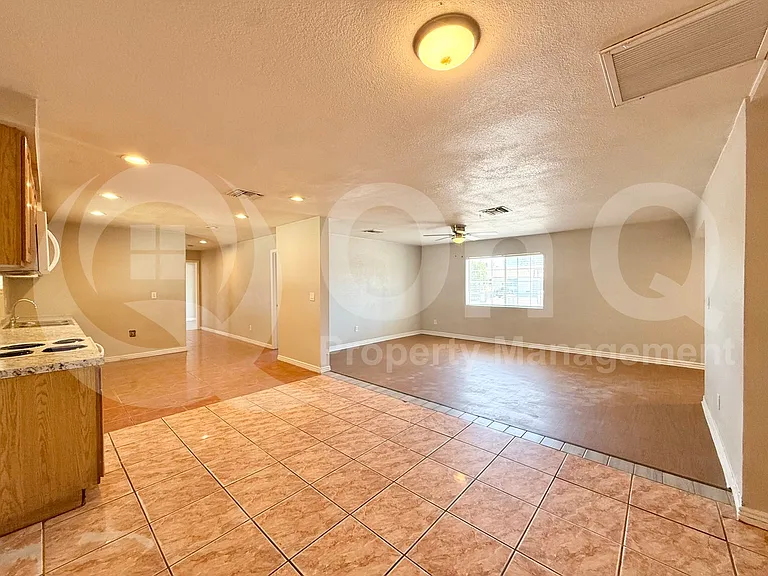 4009 N 48th Ave — Photo 16