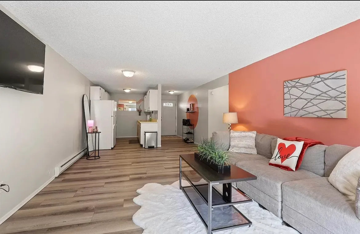2 bed, 986 sqft, $1,350 — Photo 1