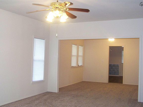 3rd image of 110 W Pecan Ave