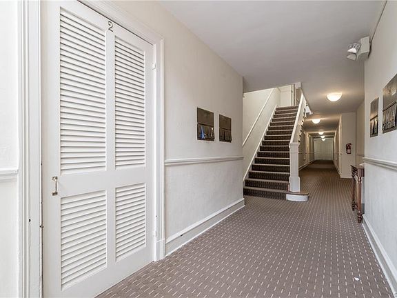 4th image of 210 Stafford Ave Unit 2