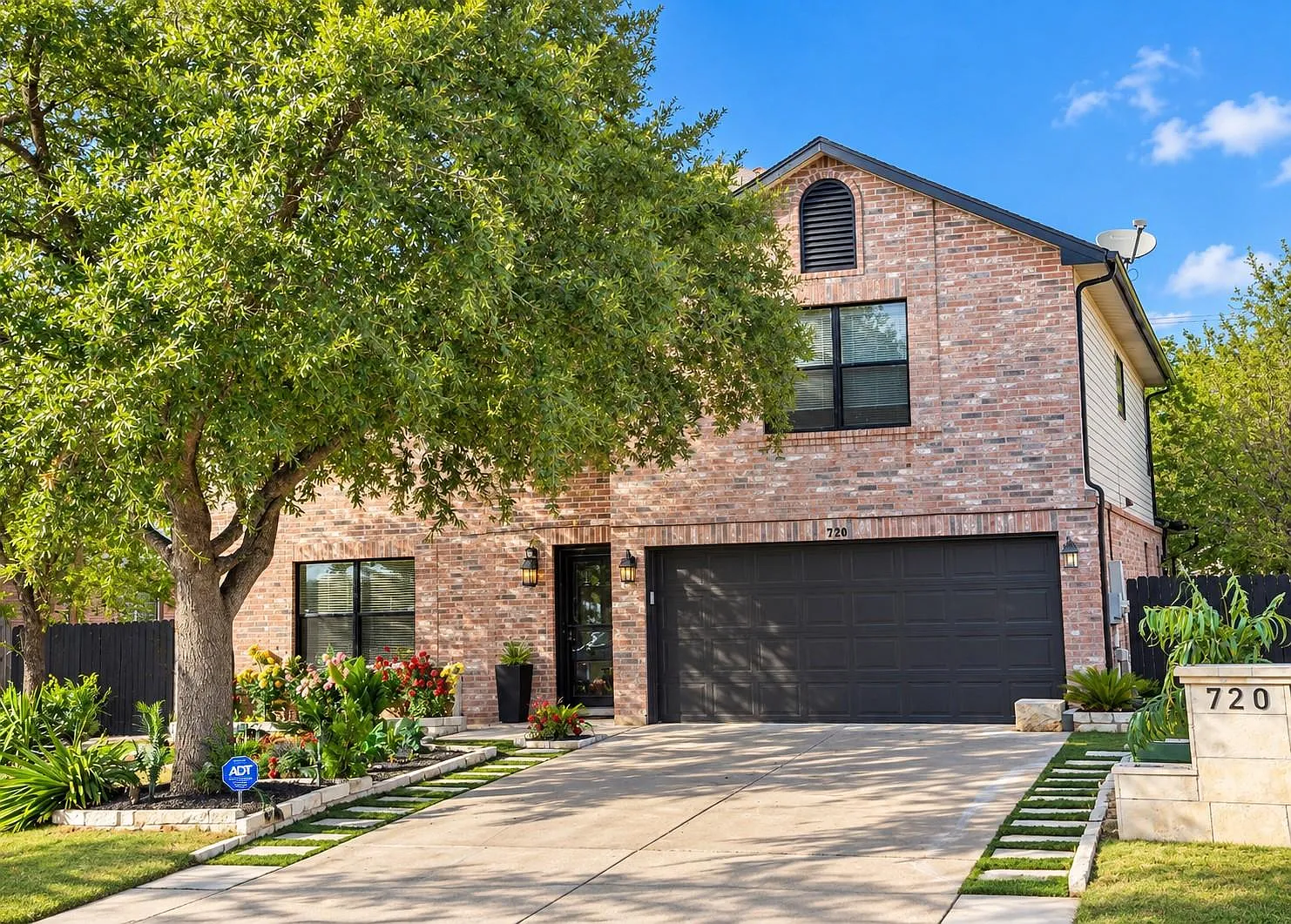6 bed, 2.5 bath, 3302 sqft, $2,999 — Photo 1