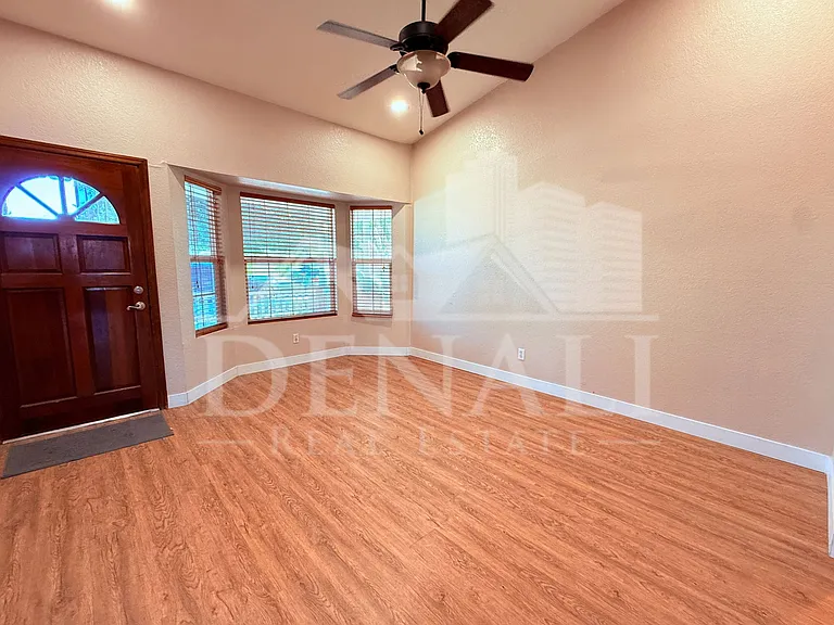 306 E Houston Ave — Photo 4