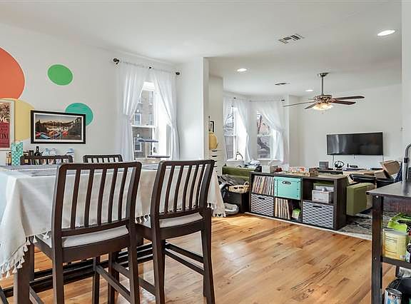 4th image of 977 Summit Ave APT 2